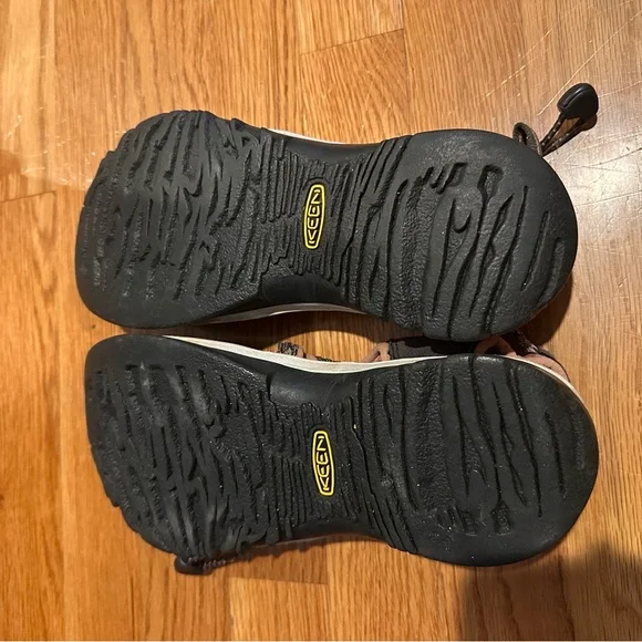 Keen Women's Gray and Pink Waterproof Sandals - Picture 3 of 5